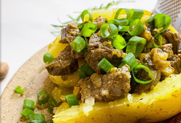 Batatas Recheadas com carne e cogumelos ao molho de mostarda