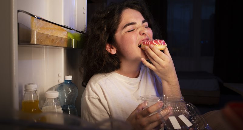 5 formas de não perder o controle por comida à noite (sem precisar de força de vontade)