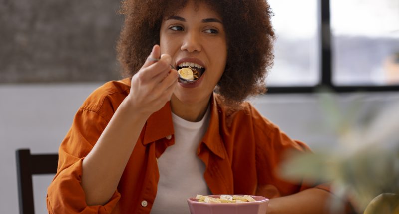 Por que você come mesmo sem fome — e como começar a mudar isso